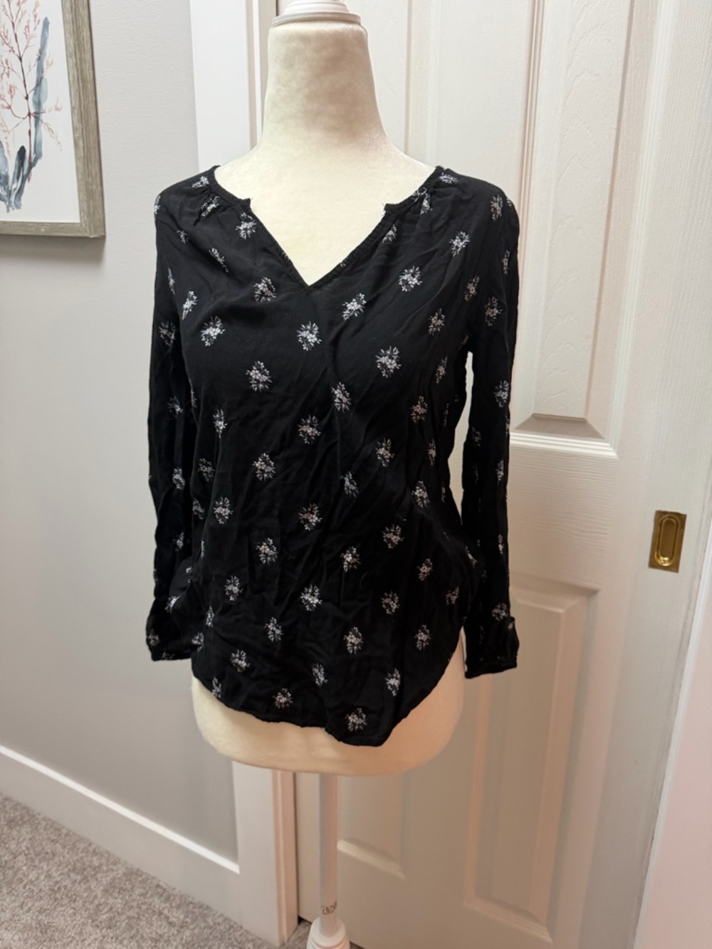 Old Navy Black Floral V-Neck Long Sleeve Top